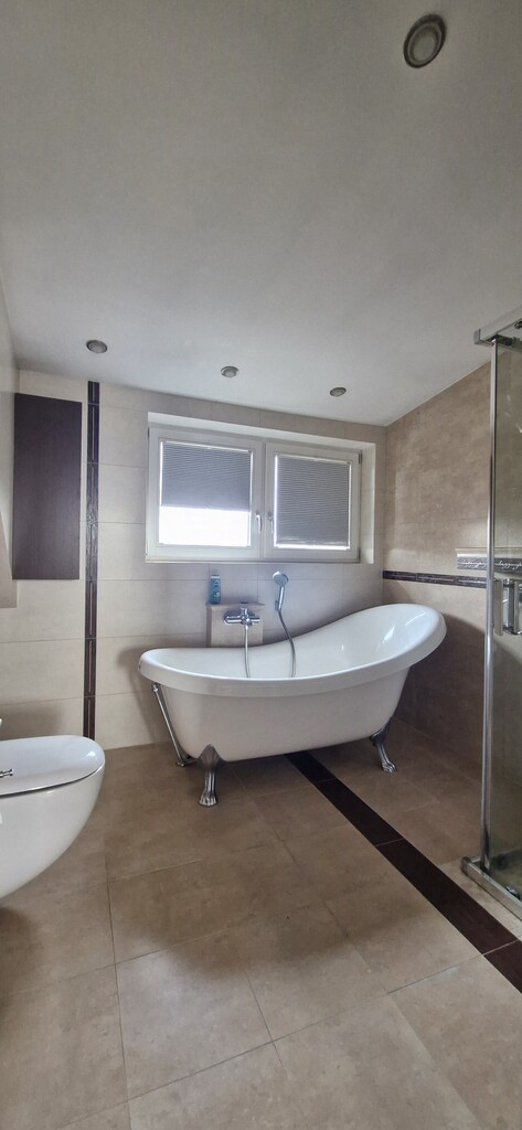 Dom z basenem i domkiem dla gości w cichej okolicy (16)