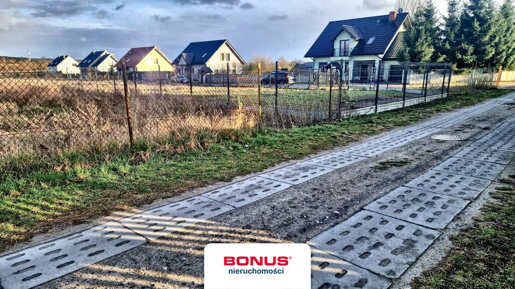 Ładna działka ze słoneczną wystawą ogrodu (3)