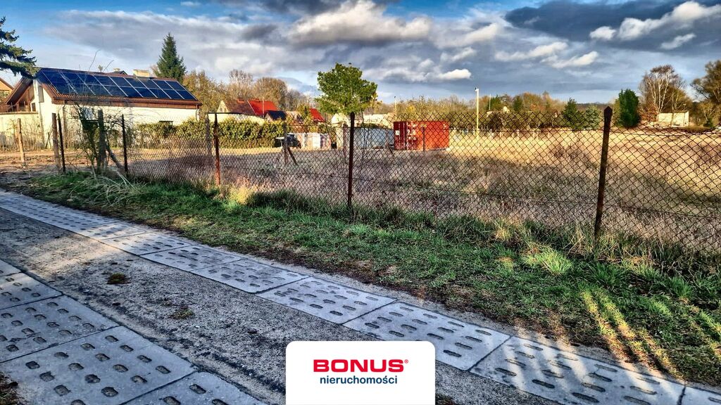 Ładna działka ze słoneczną wystawą ogrodu (1)