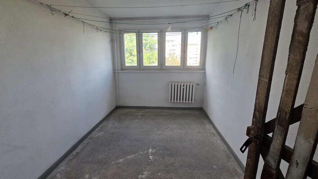 3. pokoje + 18m2 strych, po remoncie, przy Hanza (17)