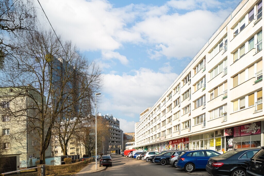 3. pokoje + 18m2 strych, po remoncie, przy Hanza (16)