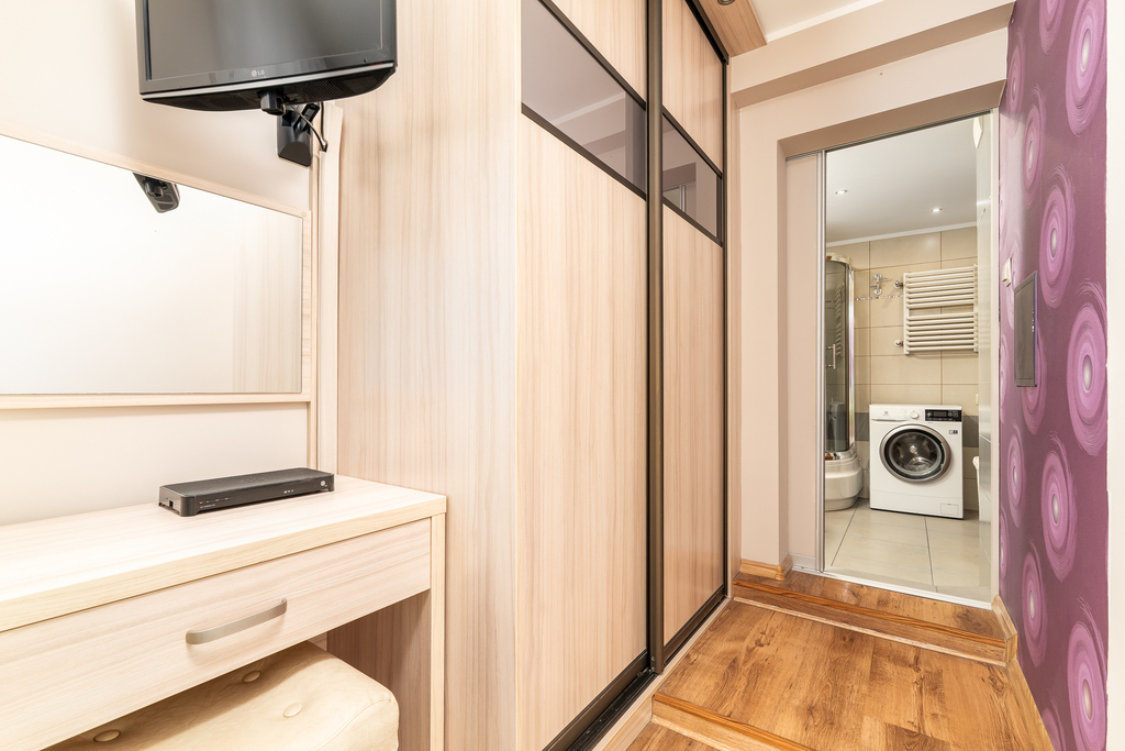 3. pokoje + 18m2 strych, po remoncie, przy Hanza (12)