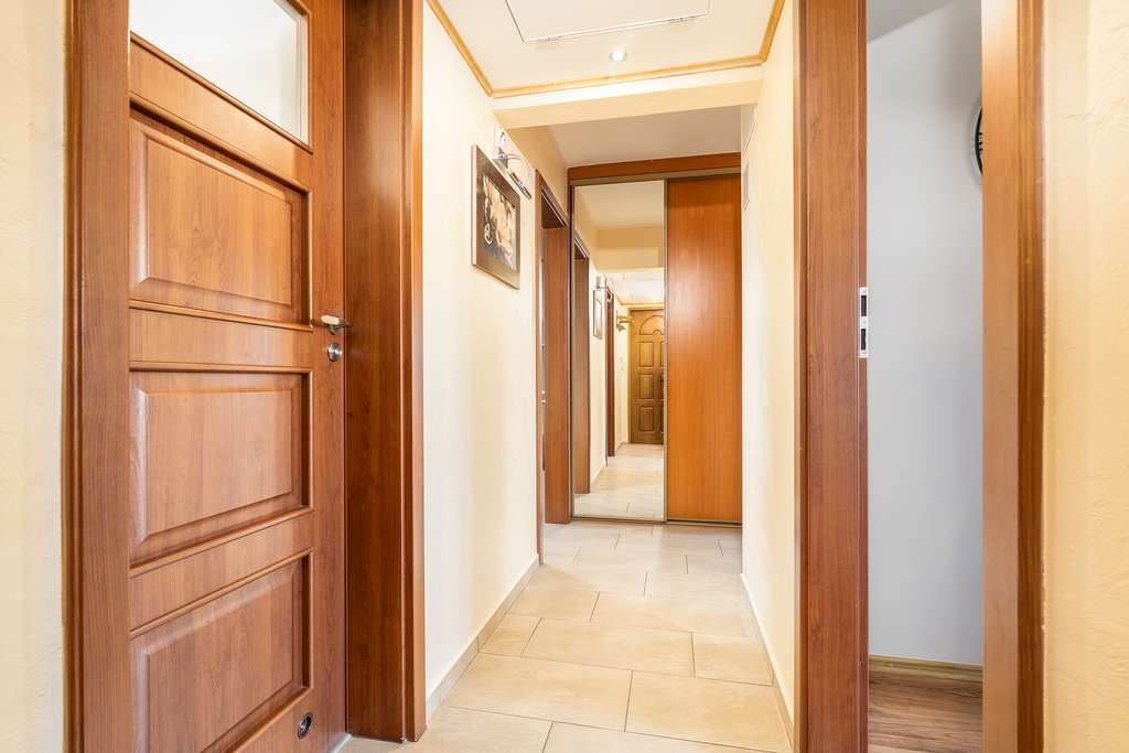 3. pokoje + 18m2 strych, po remoncie, przy Hanza (13)