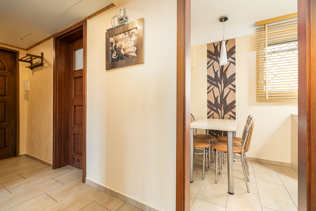 3. pokoje + 18m2 strych, po remoncie, przy Hanza (14)