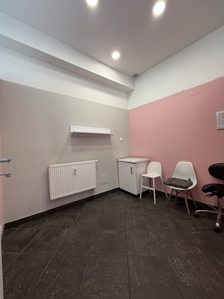 Do wynajęcia lokal o pow 24m2 z witrynami (2)