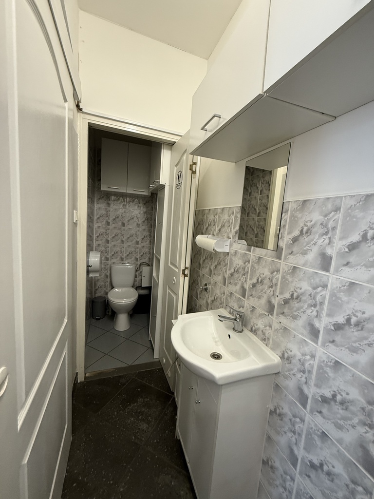 Do wynajęcia lokal o pow 24m2 z witrynami (6)