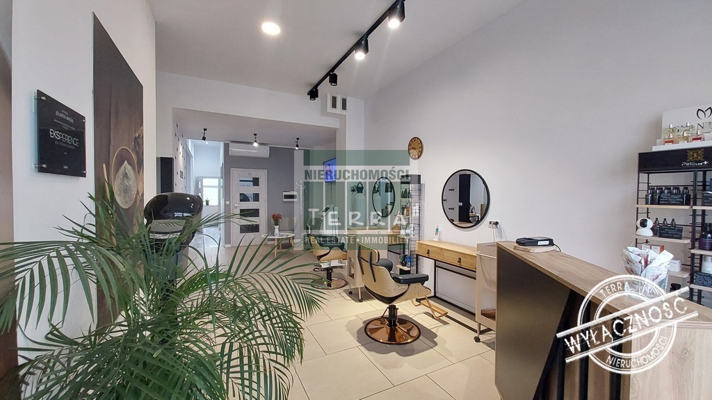 Lokal usługowy na parterze (1)