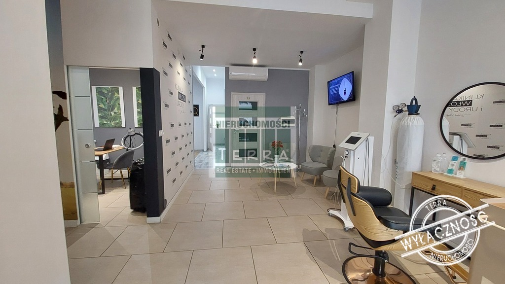 Lokal usługowy na parterze (3)