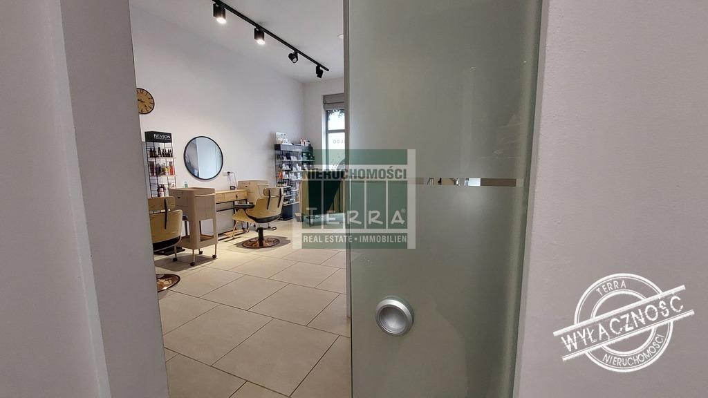 Lokal usługowy na parterze (15)