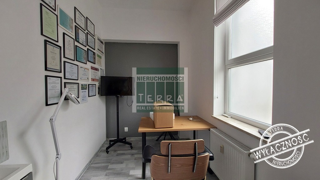 Lokal usługowy na parterze (11)