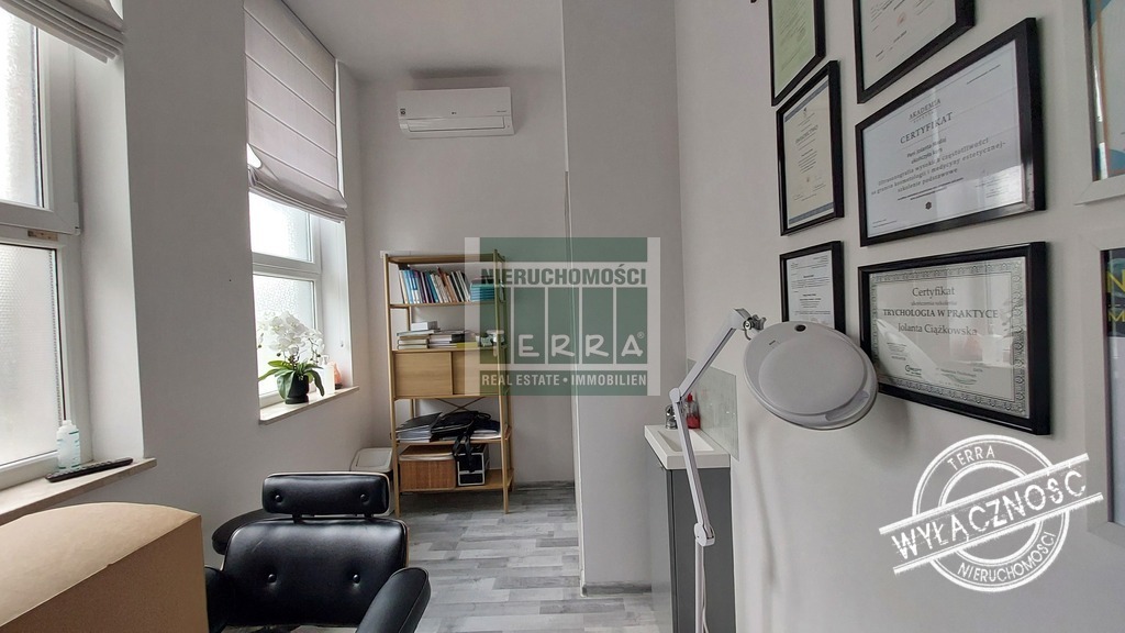 Lokal usługowy na parterze (12)