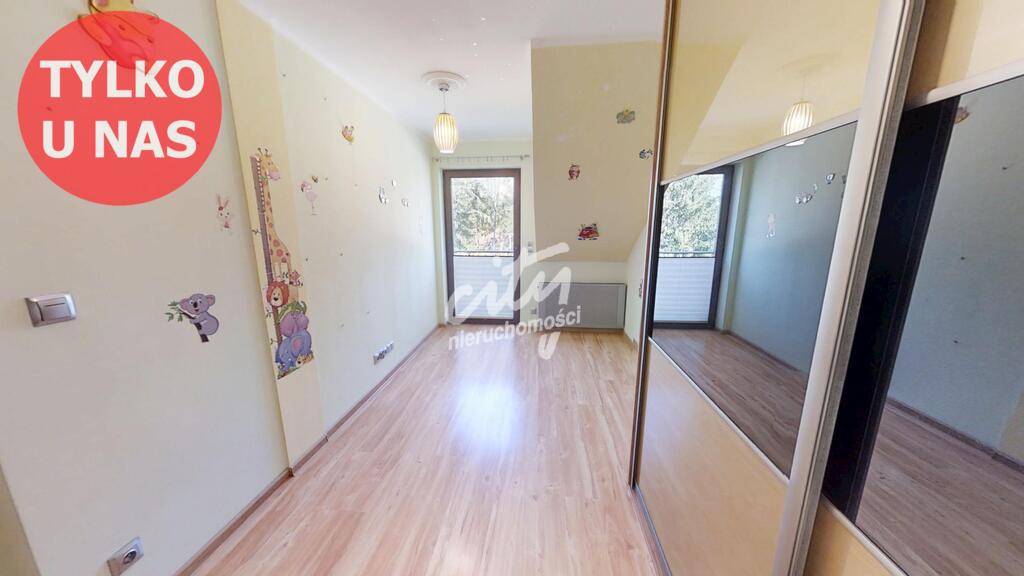 Dom bliźniaczy w cichym, zielonym zakątku (16)