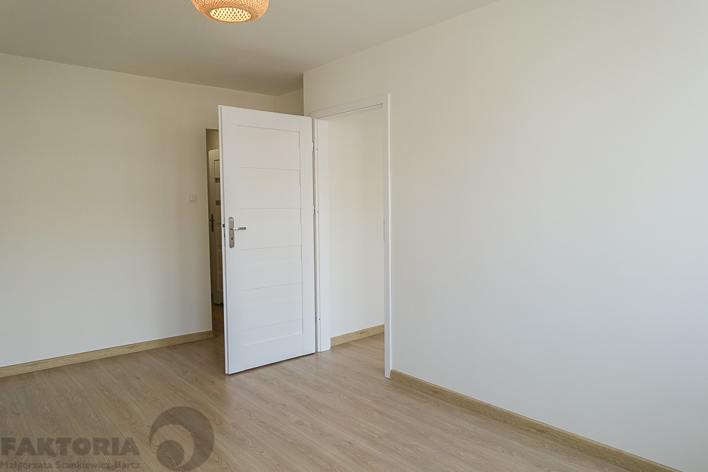 Pl. Rodła 2 pokoje 34,5 m2 po remoncie, II p. (23)