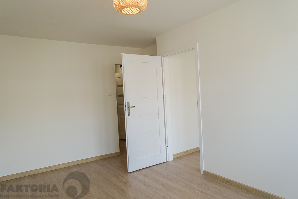 Pl. Rodła 2 pokoje 34,5 m2 po remoncie, II p. (24)