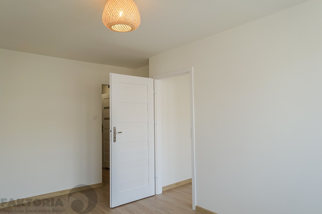 Pl. Rodła 2 pokoje 34,5 m2 po remoncie, II p. (26)