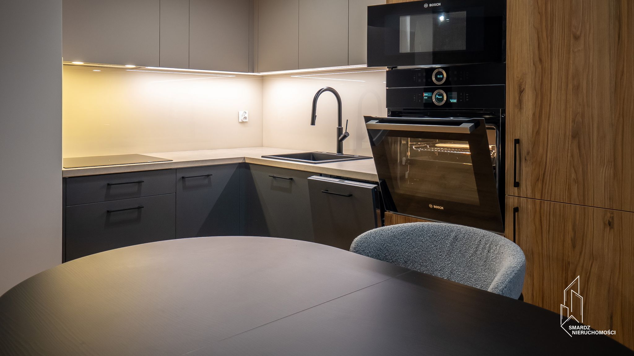 Gotowe do zamieszkania, w pełni umeblowane 2 pokojowe mieszkanie. (90)