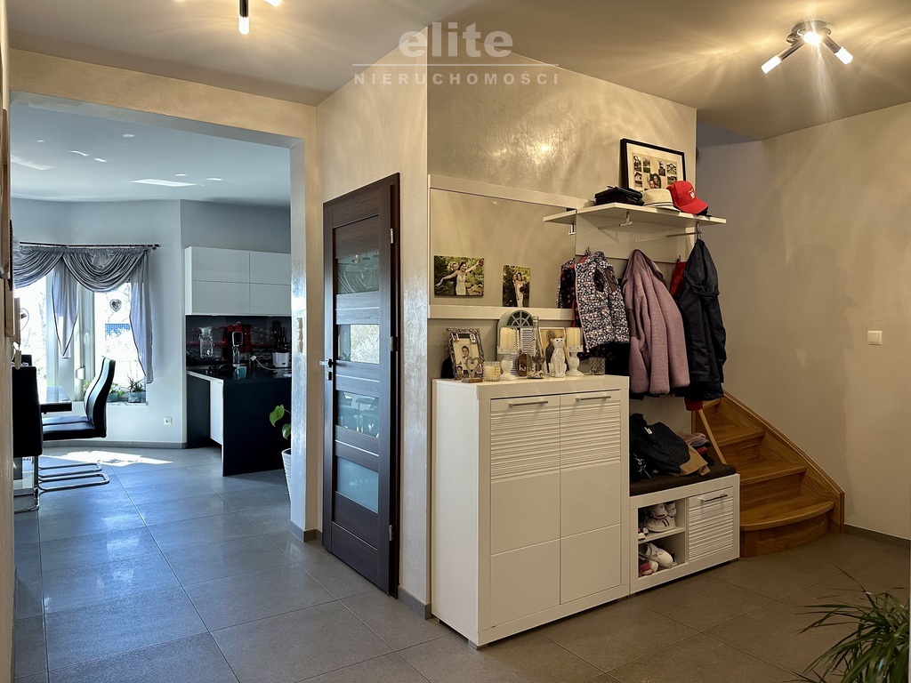 Stara Rudnica dom z antresolą piwnicą i garażem (10)