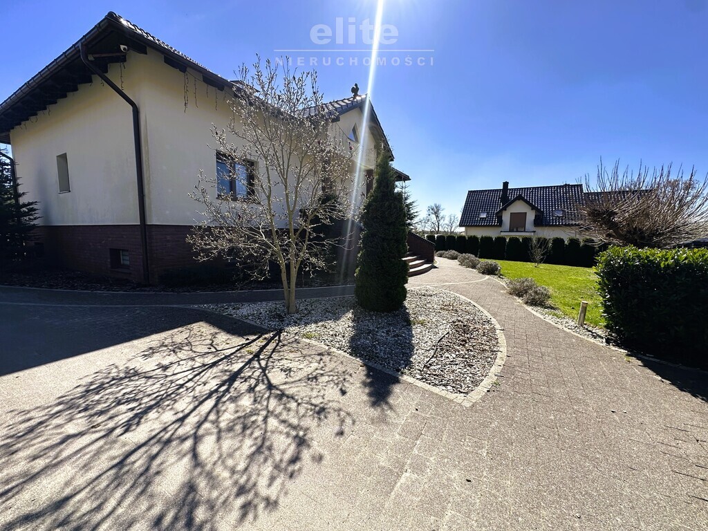 Stara Rudnica dom z antresolą piwnicą i garażem (16)