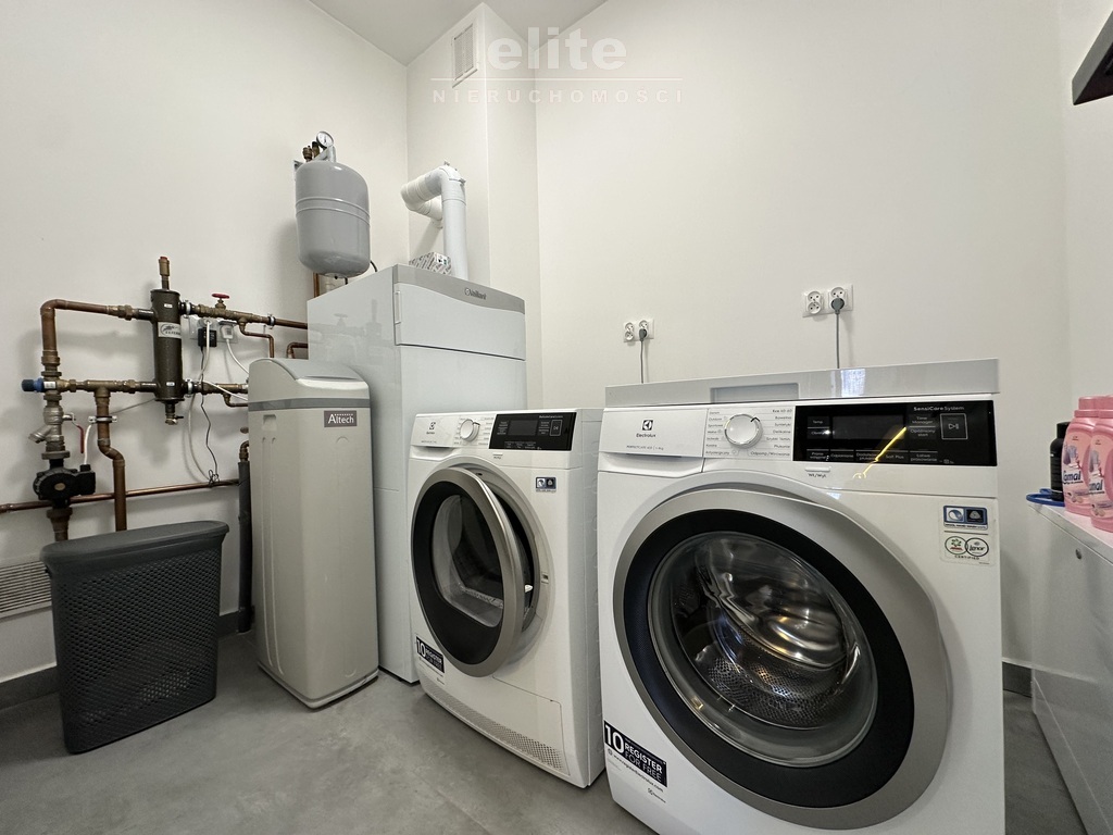 Nowoczesny parterowy dom przy lesie z garażem (28)