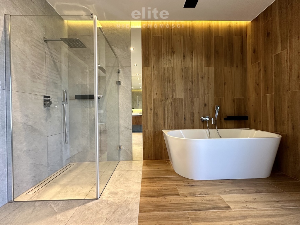 Nowoczesny parterowy dom przy lesie z garażem (14)