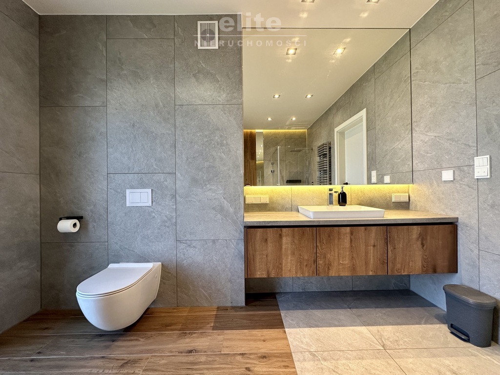 Nowoczesny parterowy dom przy lesie z garażem (16)