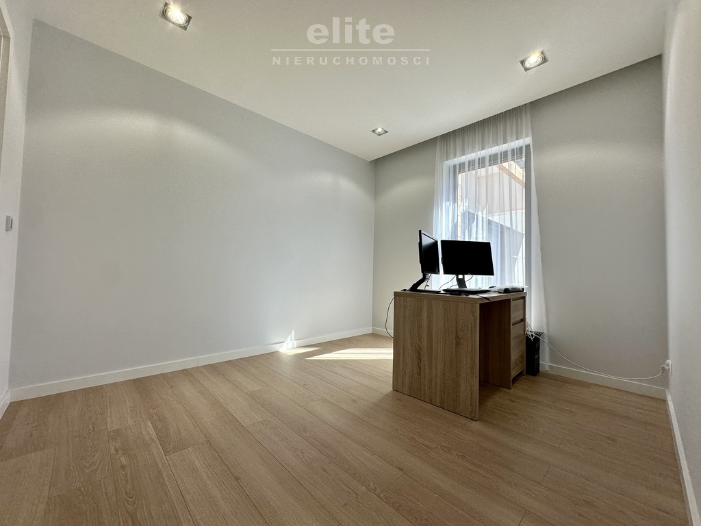 Nowoczesny parterowy dom przy lesie z garażem (27)