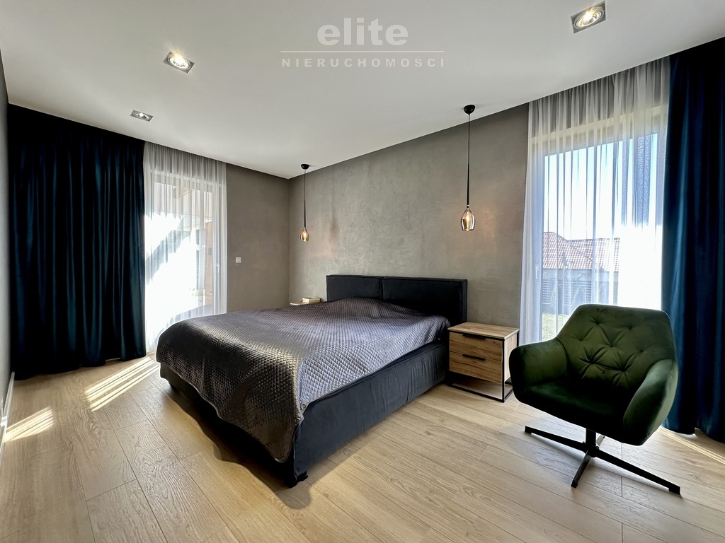 Nowoczesny parterowy dom przy lesie z garażem (15)