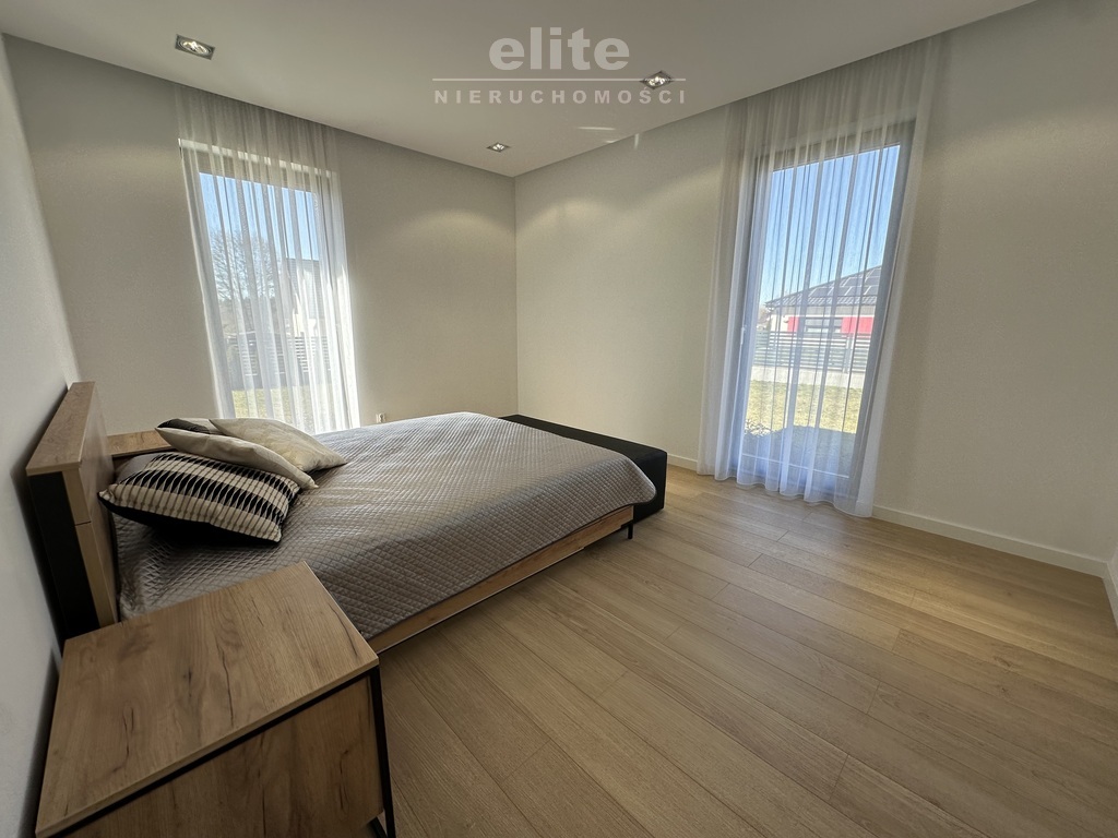 Nowoczesny parterowy dom przy lesie z garażem (17)