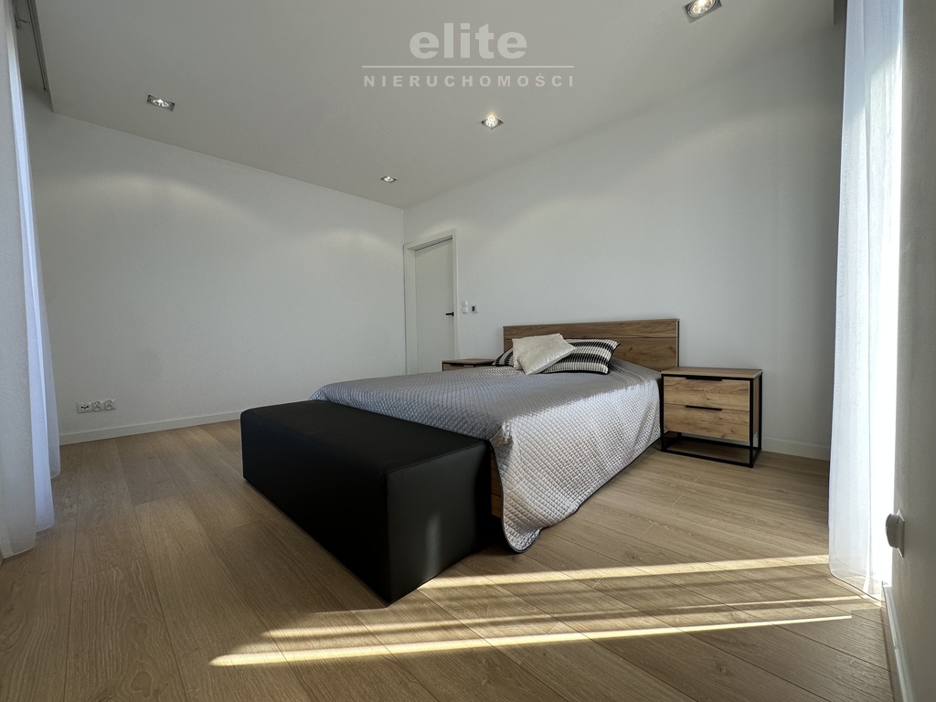 Nowoczesny parterowy dom przy lesie z garażem (21)