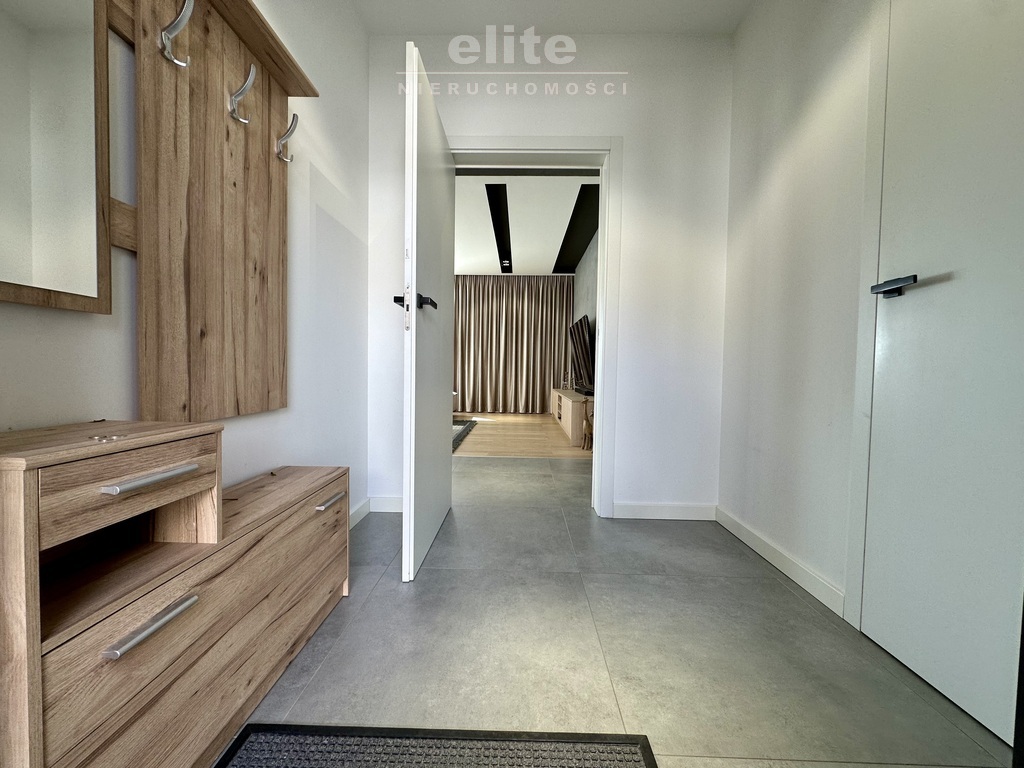 Nowoczesny parterowy dom przy lesie z garażem (18)