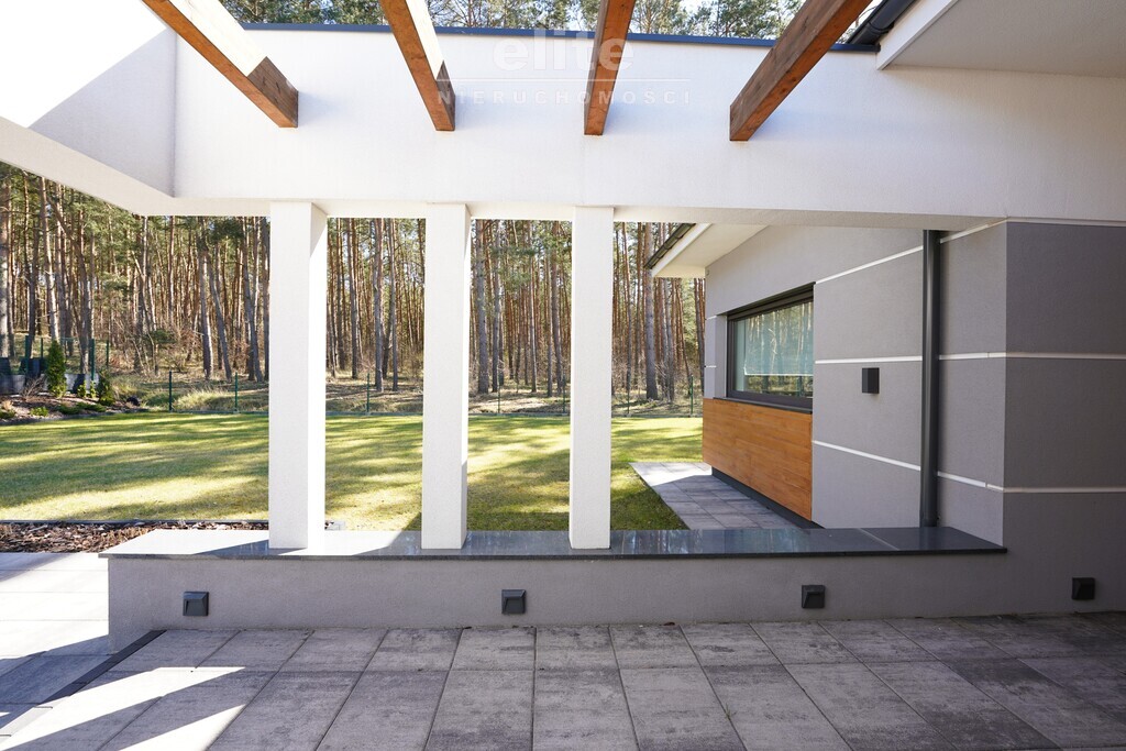 Nowoczesny parterowy dom przy lesie z garażem (25)