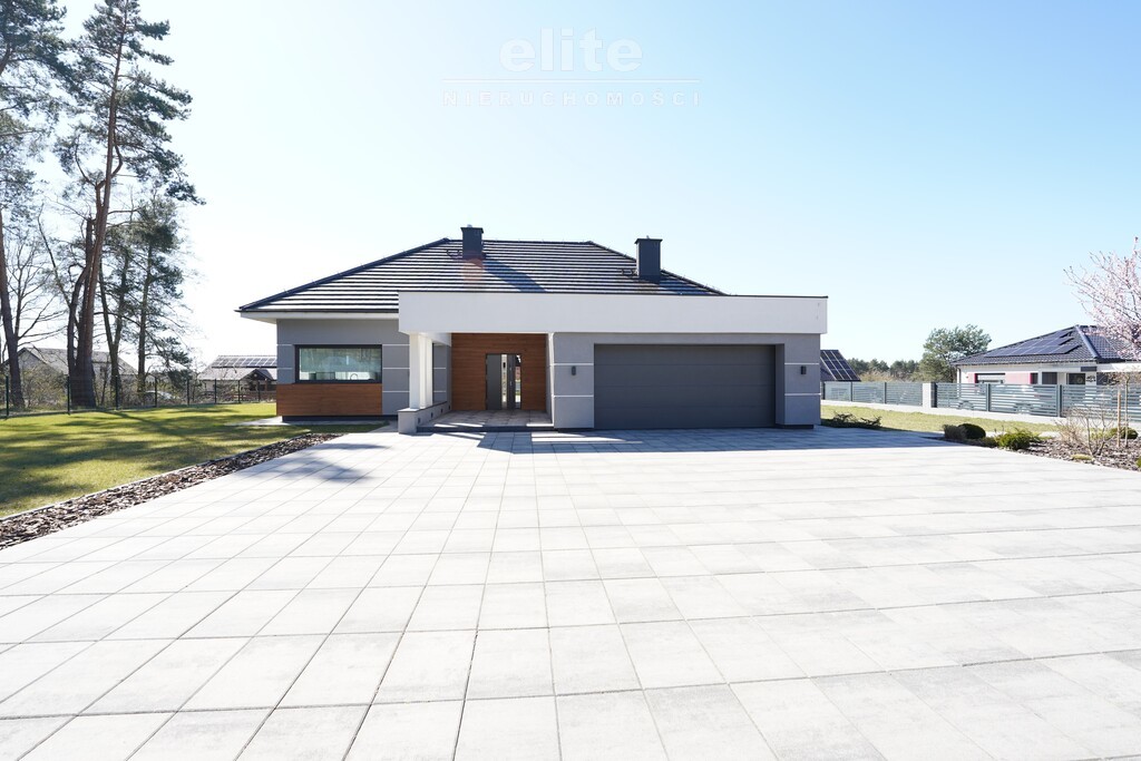 Nowoczesny parterowy dom przy lesie z garażem (19)