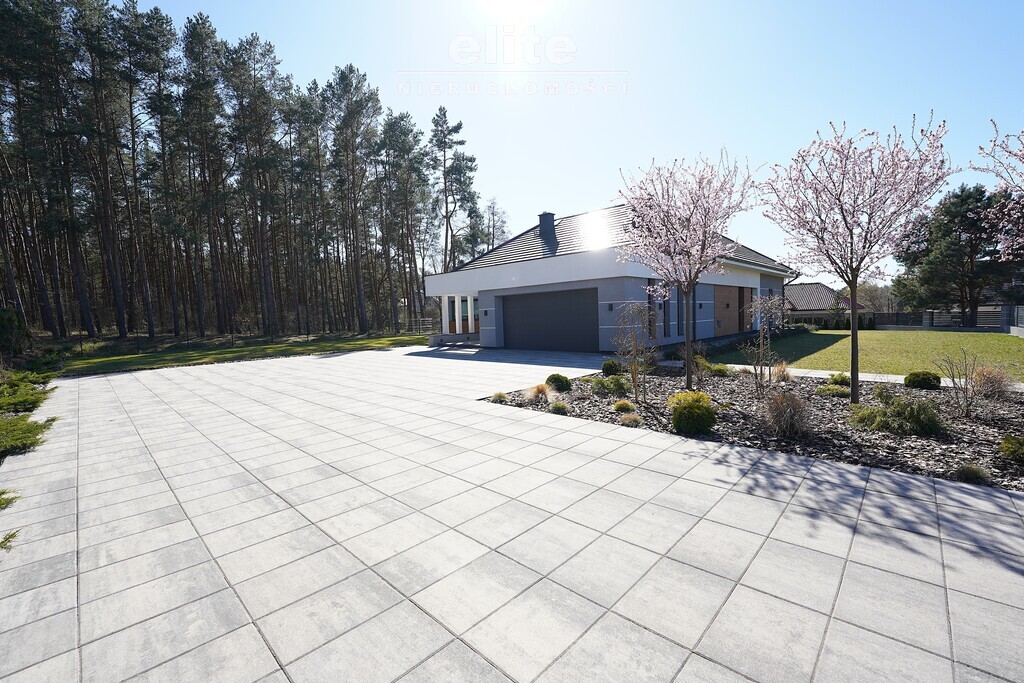 Nowoczesny parterowy dom przy lesie z garażem (22)