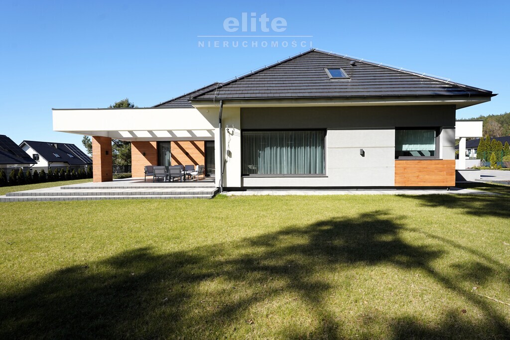 Nowoczesny parterowy dom przy lesie z garażem (3)