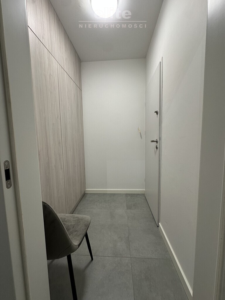 Nowoczesny parterowy dom przy lesie z garażem (26)