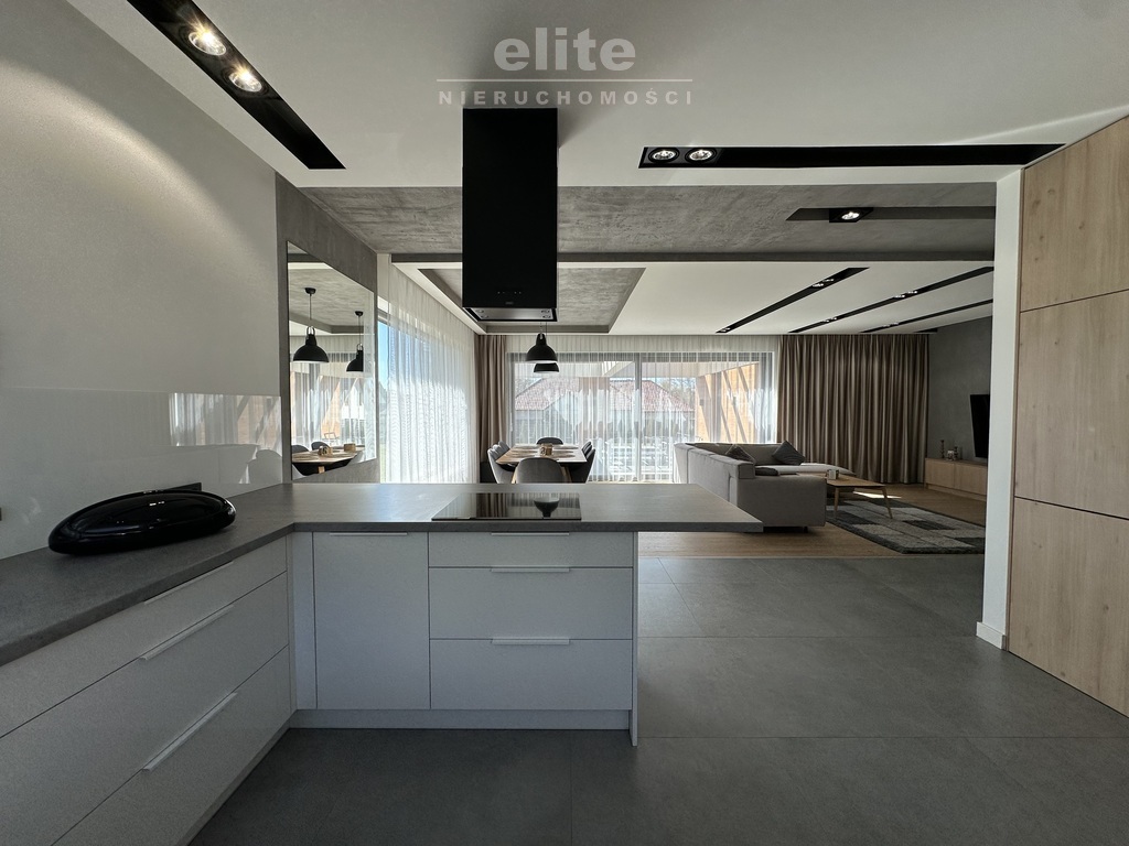 Nowoczesny parterowy dom przy lesie z garażem (11)