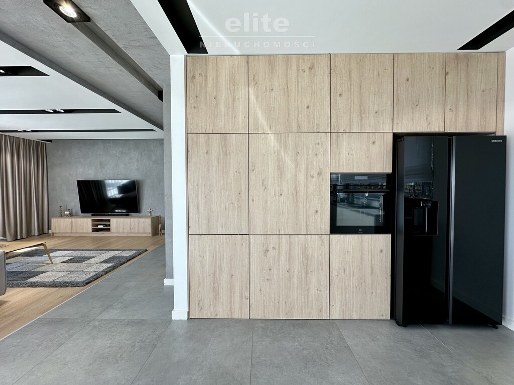 Nowoczesny parterowy dom przy lesie z garażem (9)