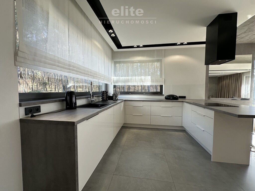 Nowoczesny parterowy dom przy lesie z garażem (12)