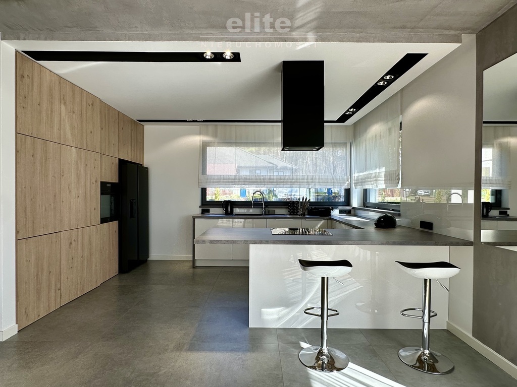 Nowoczesny parterowy dom przy lesie z garażem (10)