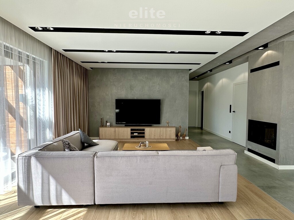 Nowoczesny parterowy dom przy lesie z garażem (5)