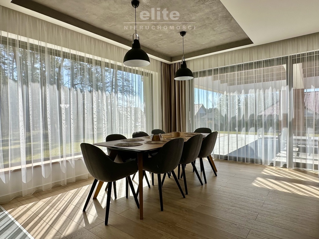 Nowoczesny parterowy dom przy lesie z garażem (13)