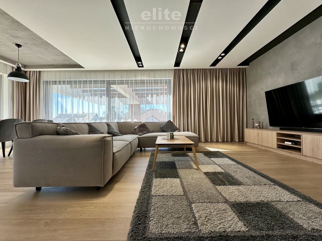 Nowoczesny parterowy dom przy lesie z garażem (4)