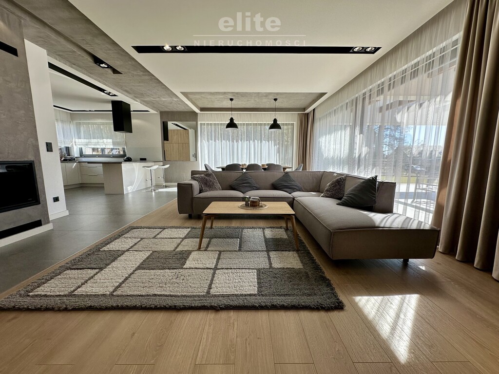 Nowoczesny parterowy dom przy lesie z garażem (7)