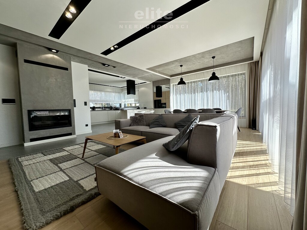 Nowoczesny parterowy dom przy lesie z garażem (6)