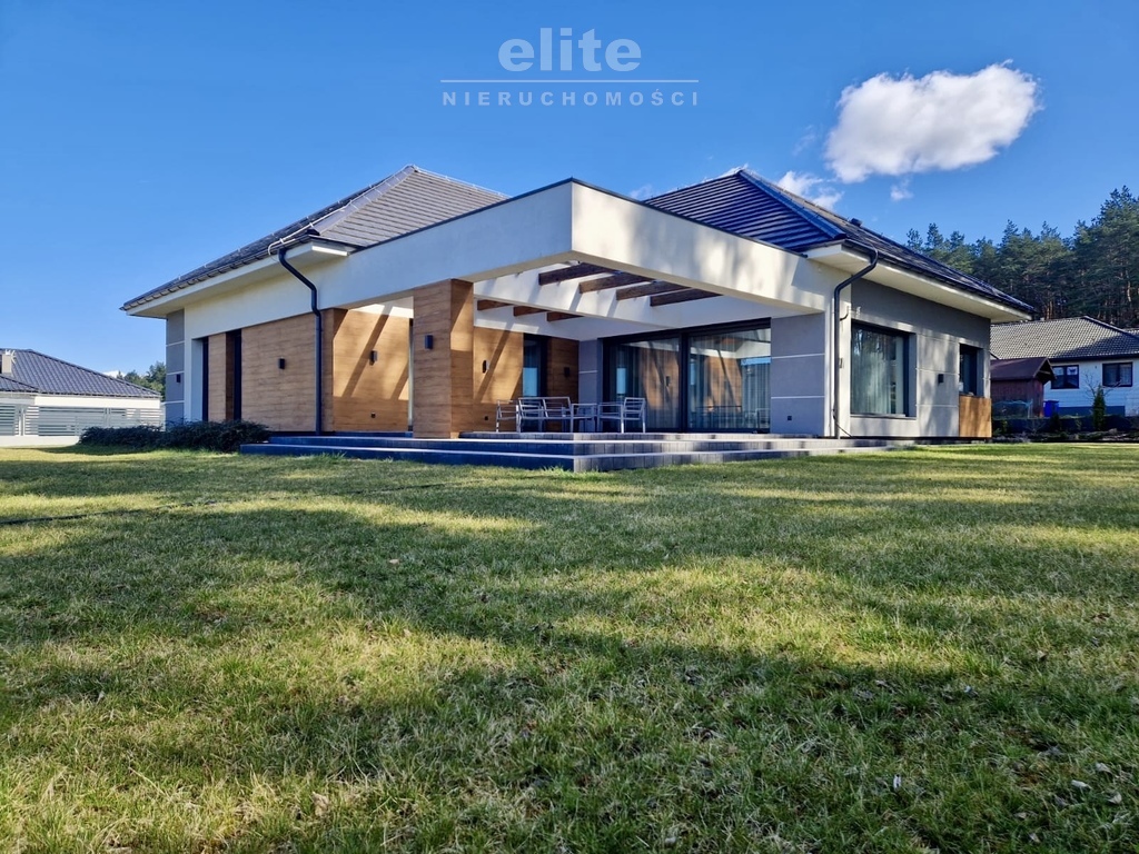 Nowoczesny parterowy dom przy lesie z garażem (1)