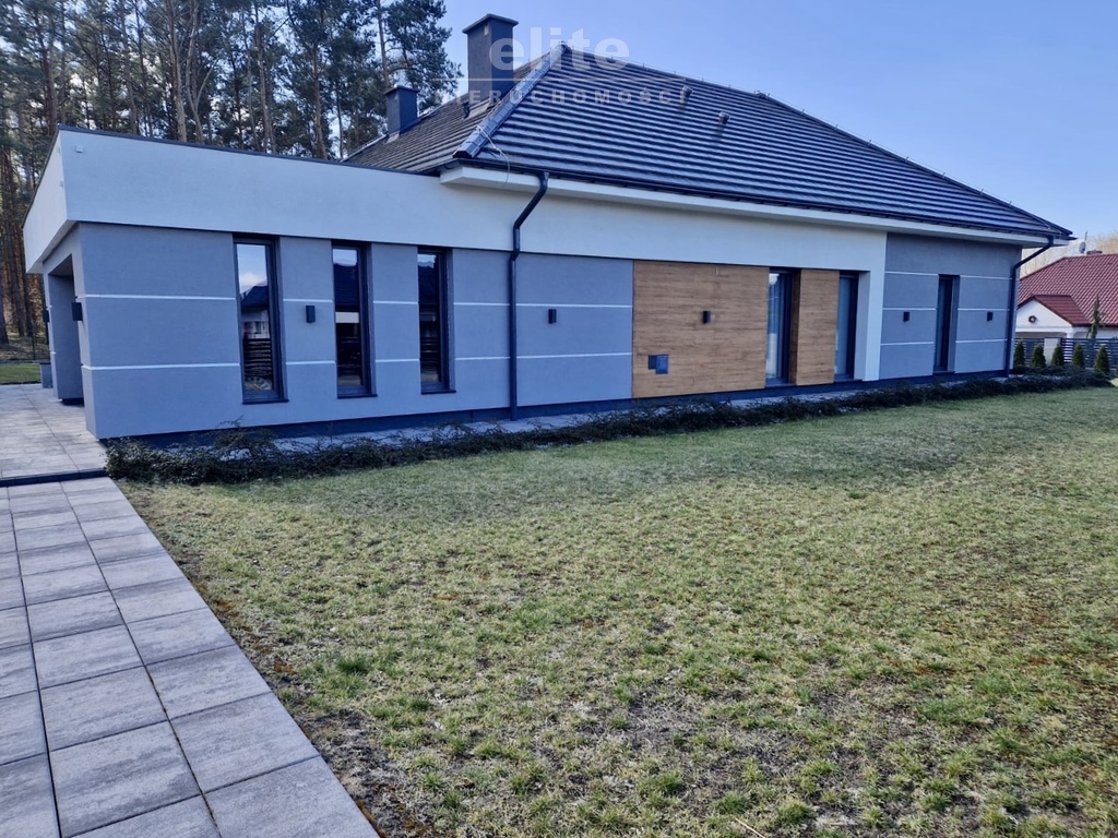 Nowoczesny parterowy dom przy lesie z garażem (20)