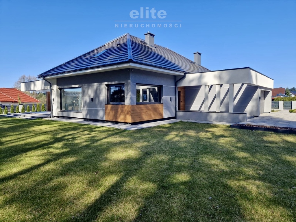 Nowoczesny parterowy dom przy lesie z garażem (24)