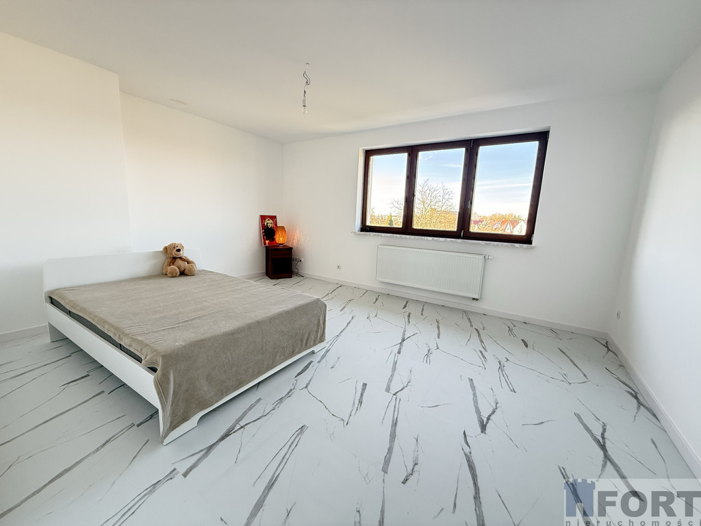 Komfortowy duży dom w doskonałej lokalizacji (11)