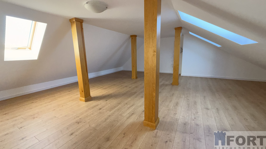 Komfortowy duży dom w doskonałej lokalizacji (15)