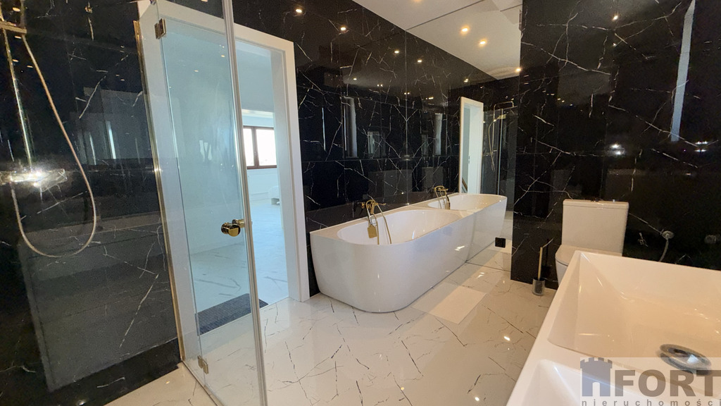 Komfortowy duży dom w doskonałej lokalizacji (9)